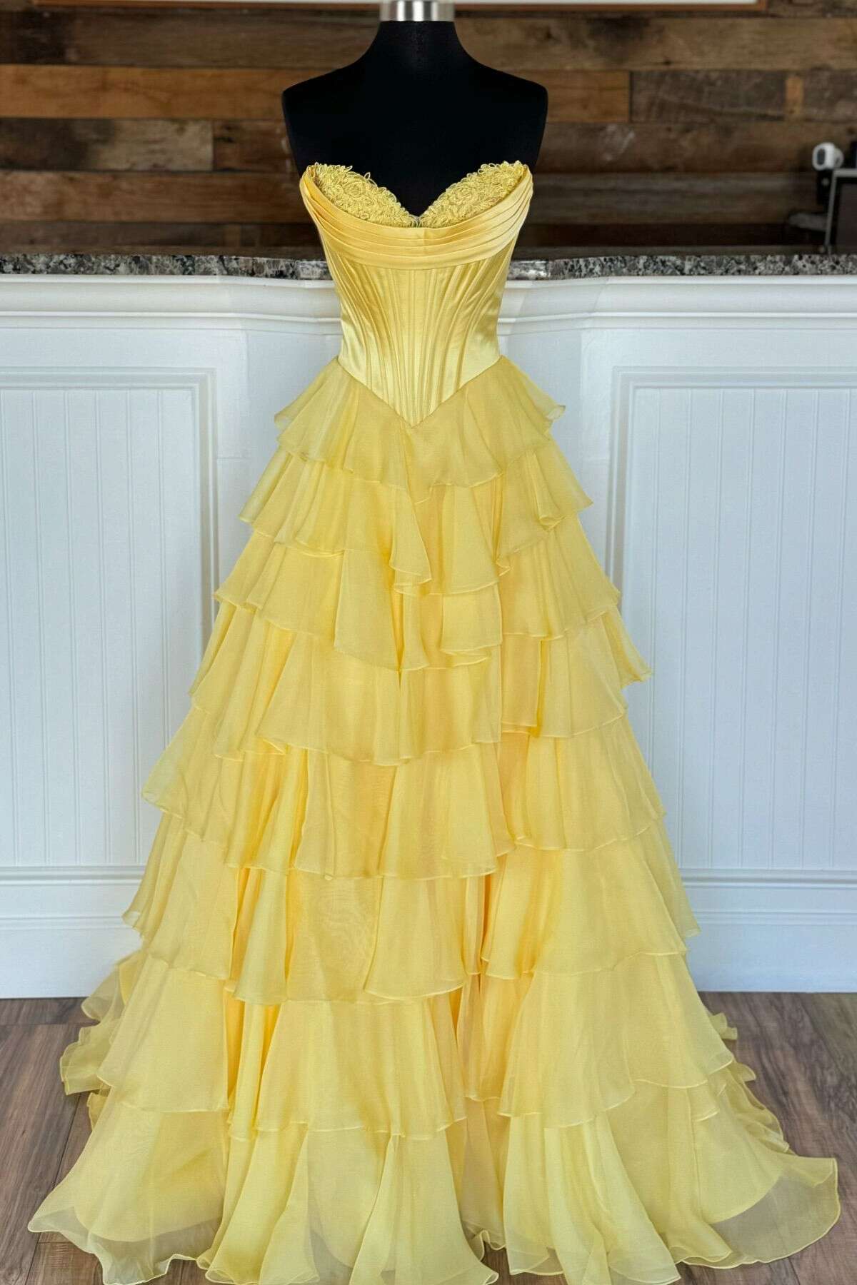 Sweetheart Yellow Lace Appliques A-line Ruffle Prom Dress